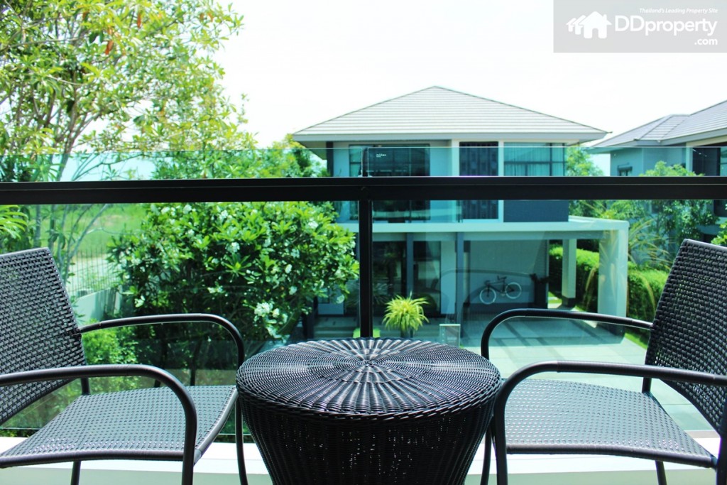 ฉากกันระเบียงเป็นกระจกเขียวใสตัดแสง ให้ความรู้สึกที่หรูหรา