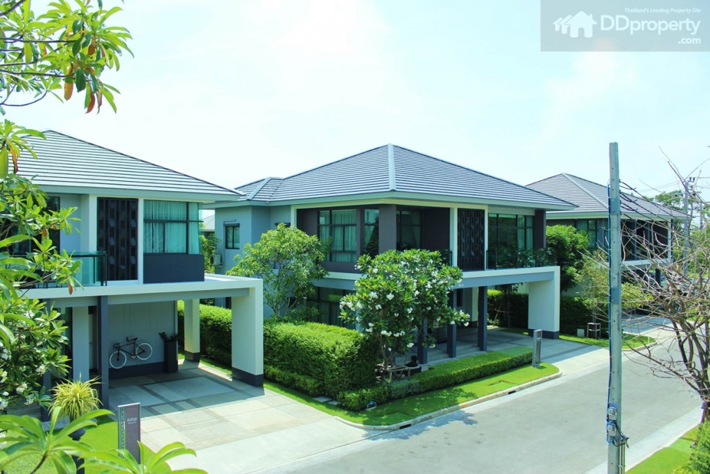 วิวจากระเบียงของบ้านตัวอย่างจะมองเห็นบ้านตัวอย่างแบบอื่นๆ ที่อยู่ในพื้นที่เดียวกัน