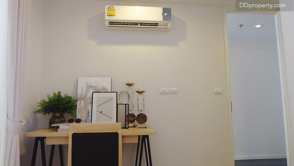 พื้นที่ปลายเตียงสามารถประยุกต์ในฟังก์ชั่นที่แตกต่างกันโดยห้องตัวอย่างเลือกเป็นมุมอ่านหนังสือ, แอร์ห้องนี้จะให้เป็นขนาด 9,000 BTU