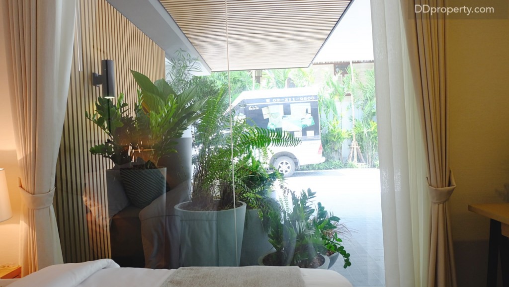 ตำแหน่งของห้องจะติดกับกระจกบาน fixed ที่เมื่อมองออกไปจะเป็นบริเวณที่จอดรถด้านหน้ายูนิต