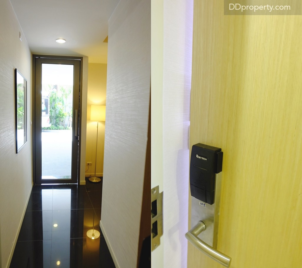 ระบบประตูจะเป็นแบบคีย์การด์แตะเพื่อเข้ายูนิต, เมื่อเปิดเข้ามาจะพบกับประตูที่สามารถเข้าได้อีกทางจากฝั่งที่จอดรถหน้ายูนิต, พื้นตรงทางเดินจะปูด้วยแกรนิตโต้