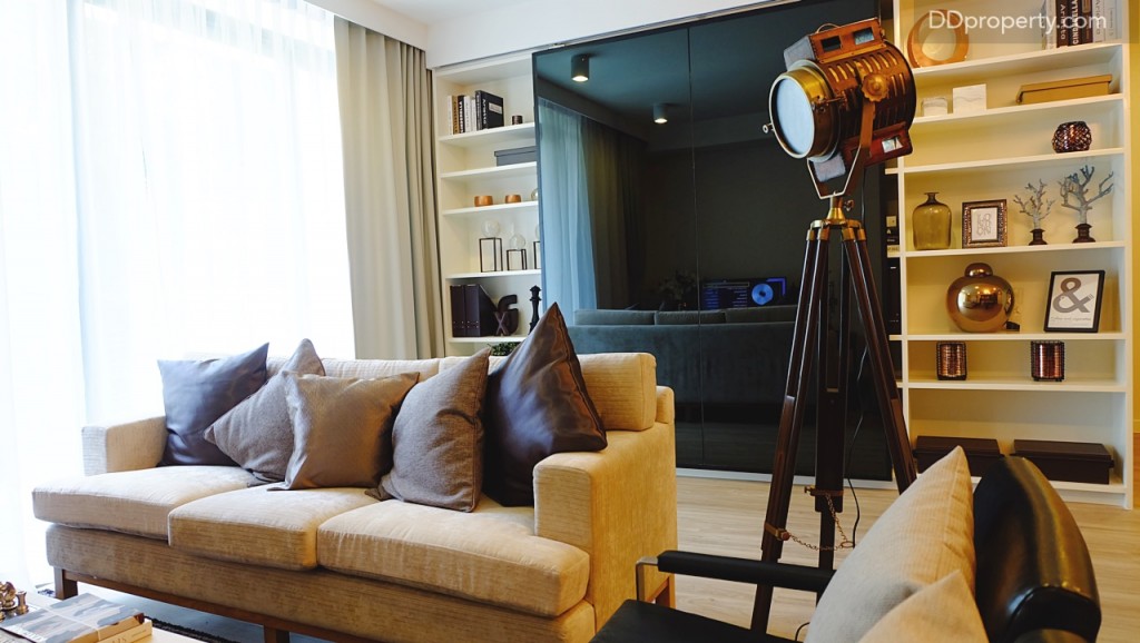 ห้องครัว และ โซนนั่งเล่นจะอยู่ติดกัน คุณแม่บ้านขณะทำอาหารก็ดูแลลูกน้อยไปพร้อมกันได้เลย (โซฟา และงานบิลท์อินตู้โชว์ด้านหลังที่เห็นเป็นเพียงไอเดียในการตกแต่งเท่านั้น)