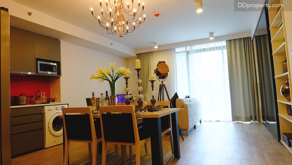 ใกล้กับเคาน์เตอร์ครัว ทางโครงการแถมโต๊ะรับประทานอาหารขนาด 4-5 ที่นั่งมาให้ด้วย