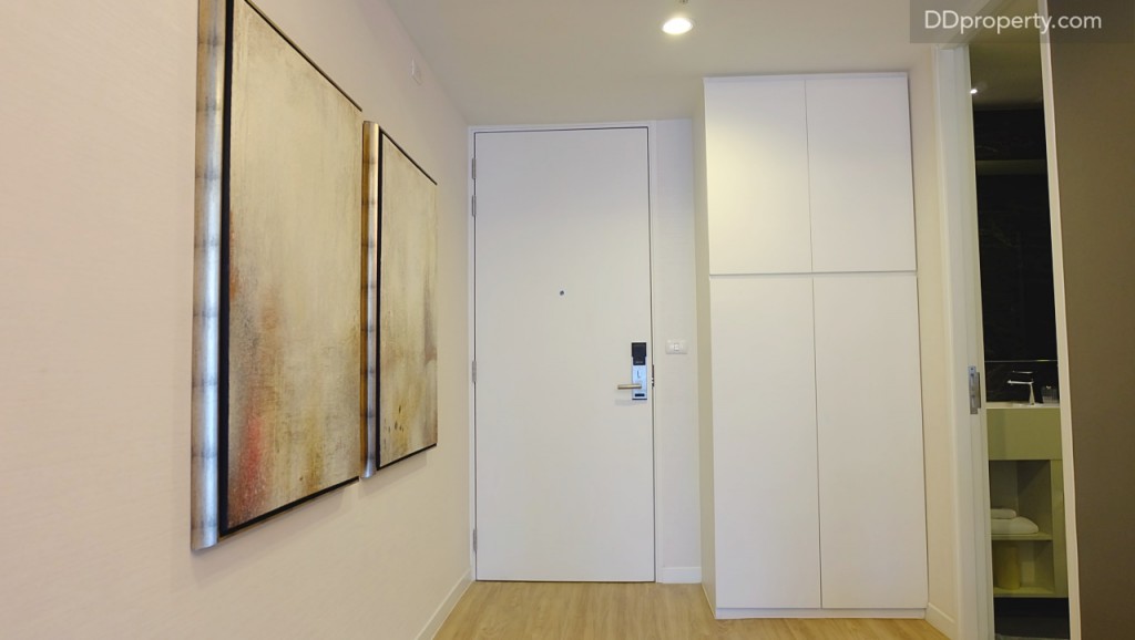 ทางเข้าที่สามารถเข้าได้จากทางชั้น 2 ของยูนิต ลักษณะคล้ายกับของห้องแบบดูเพล็กซ์ โดยระบบจะเป็นแบบเดียวกันนั่นคือคีย์การด์  เมื่อเปิดเข้ามาจะเจอกับตู้บิลท์อินซึ่งเป็นที่เก็บของจิปาถะและเก็บรองเท้า