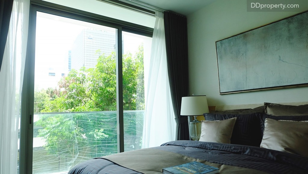 มีประตูบานเลื่อนที่เปิดออกไปยังระเบียงขนาดเล็กได้เช่นกัน