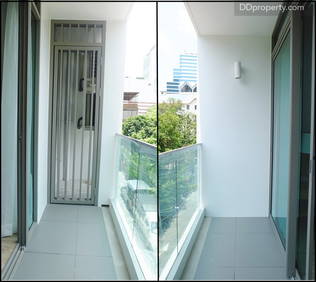 ระเบียงส่วนตัวบนชั้นสอง สามารถเดินออกมาจากห้องนั่งเล่น มีที่กันตกเป็นกระจก