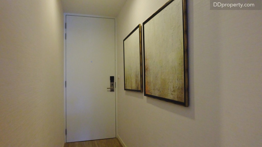 ตรงทางเดินมีประตูที่สามารถเข้ามายังชั้น 3 ของยูนิตได้เลย