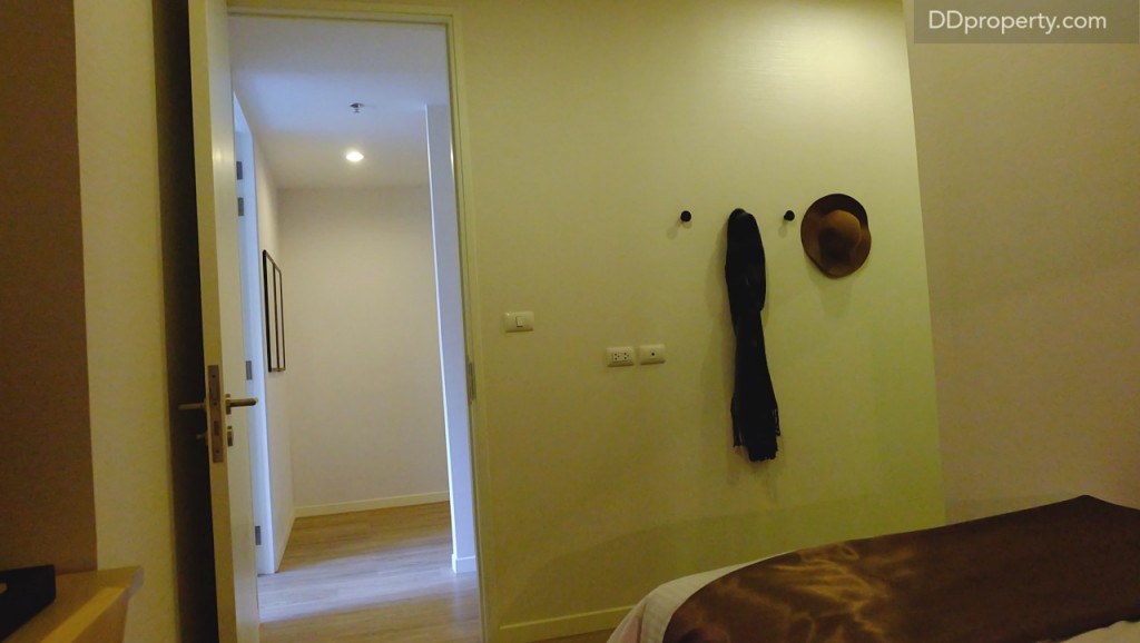 พื้นที่ปลายเตียงแนะนำเป็นทีวีแบบแขวนเพราะจะทำให้มีพื้นที่เดินผ่านไปมาได้สะดวก