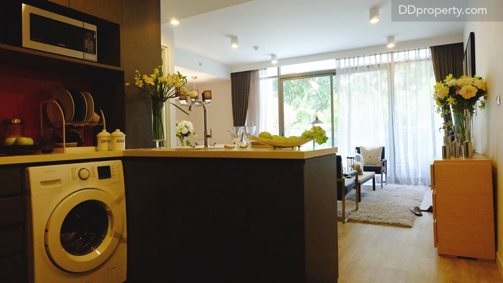 เมื่อเดินมาด้านหลังตู้เก็บรองเท้าจะพบกับเคาน์เตอร์ครัว