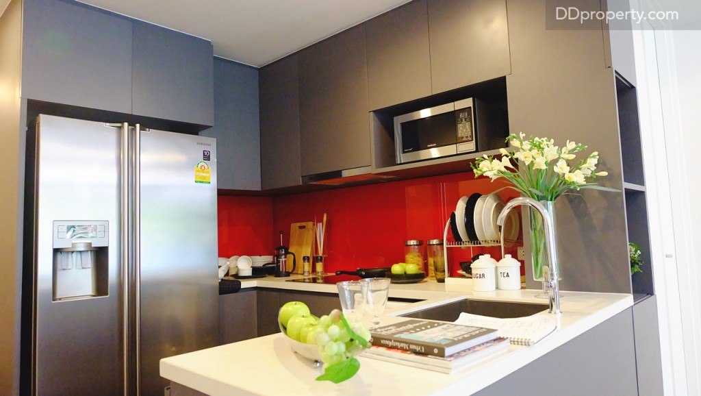 งานบิลท์อินครัวในห้องตัวอย่างนี้จะให้เป็นแบบ premier นั่นคือทำจากแกรนิตโต้ สำหรับตู้เย็นที่โครงการให้จะเป็นขนาด 20 คิว ของ Samsung ส่วนเตาไฟฟ้าและที่ดูดควันที่ให้จะเป็นแบรนด์ Franke