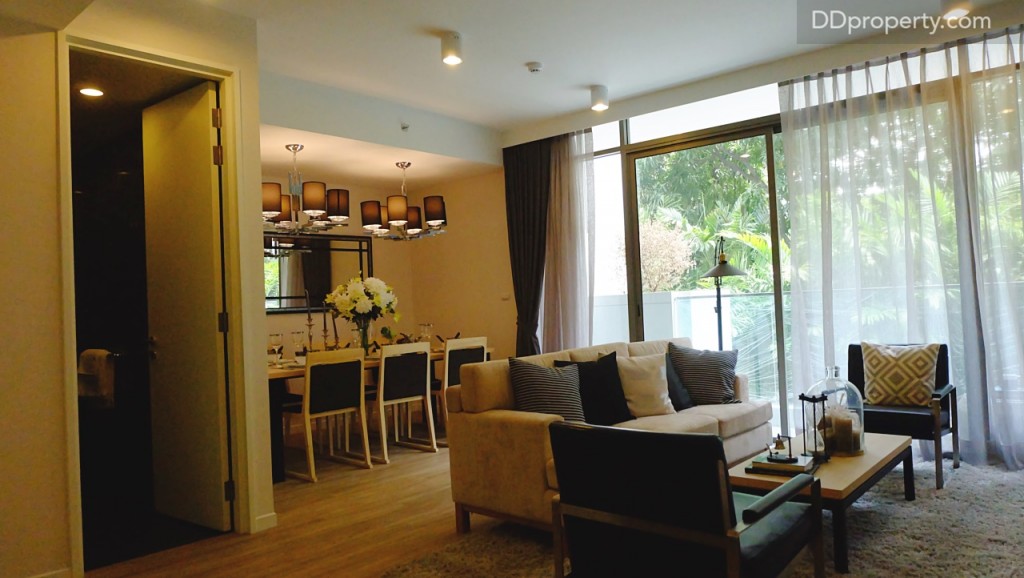 เมื่อเดินตรงเข้ามาอีกจะเป็นห้องรับแขกซึ่งพื้นที่โซนนี้จะมีประมาณ 3x3 เมตร