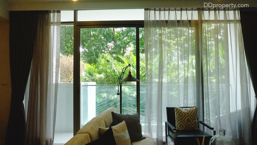 ตรงส่วนของห้องรับแขกจะมีประตูบานเลื่อนเปิดออกไปยังระเบียงส่วนตัวได้