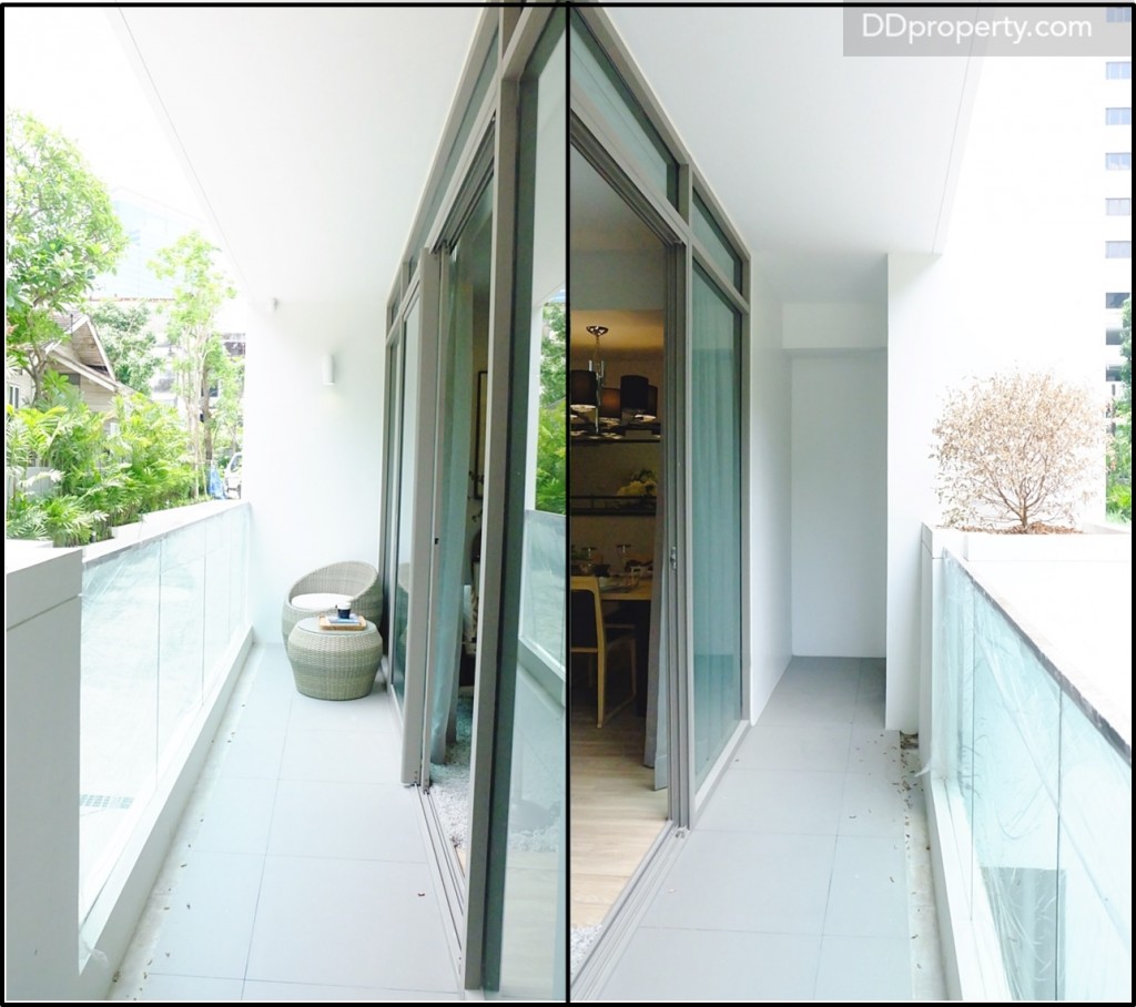 จากประตูบานเลื่อนเมื่อเดินออกมาจะพบกับระเบียงส่วนตัวที่มีขนาดความกว้างประมาณ 2 เมตร พร้อมพื้นที่เก็บ compressor แอร์