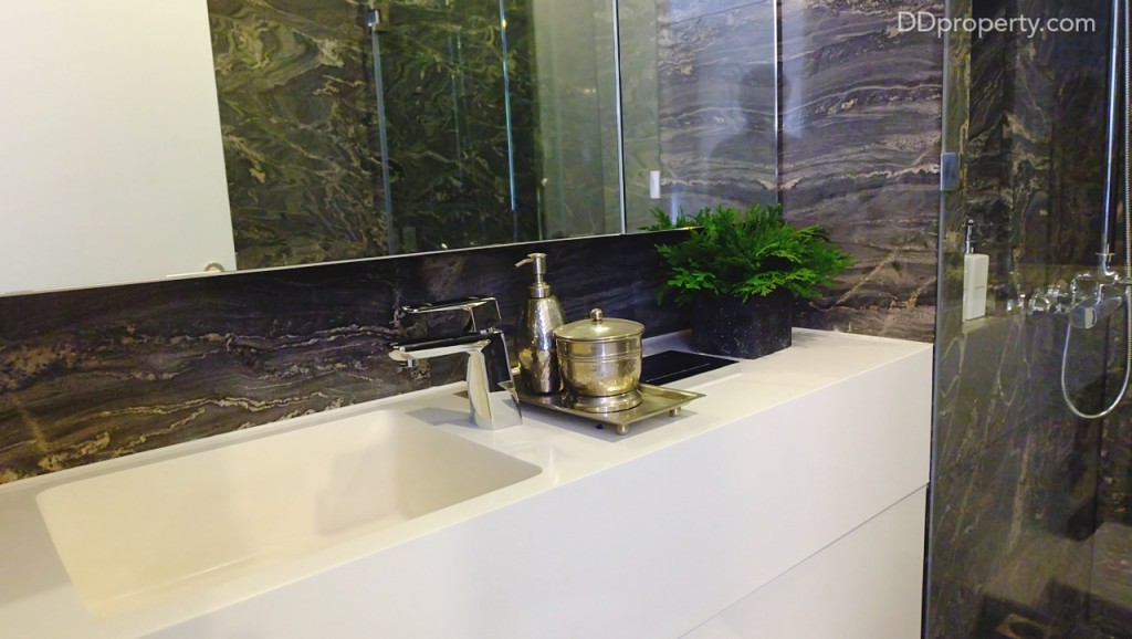 ห้องน้ำของชั้น 1 พื้นและผนังจะเป็นแกรนิตโต้สีดำเทาตัดกับสีของอ่างล้างหน้าที่บิลท์อินมาให้พร้อมและสุขภัณฑ์ซึ่งเป็นสีขาว