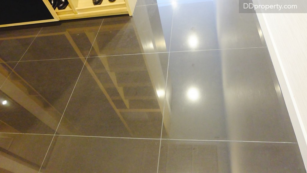 บริเวณเคาน์เตอร์ครัวถูกปูด้วยกระเบื้องแกรนิตโต้