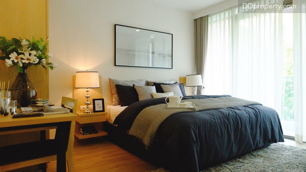 พื้นที่บริเวณเตียงนอนมีขนาดประมาณ 4x3  เมตร ทำให้สามารถจัดวางเตียงขนาด 6 ฟุตได้สบายๆ จุดวางเตียงติดกับหน้าต่างบาน fixed  เปิดไม่ได้ (ทางโครงการไม่ได้ติดผ้าม่านให้)