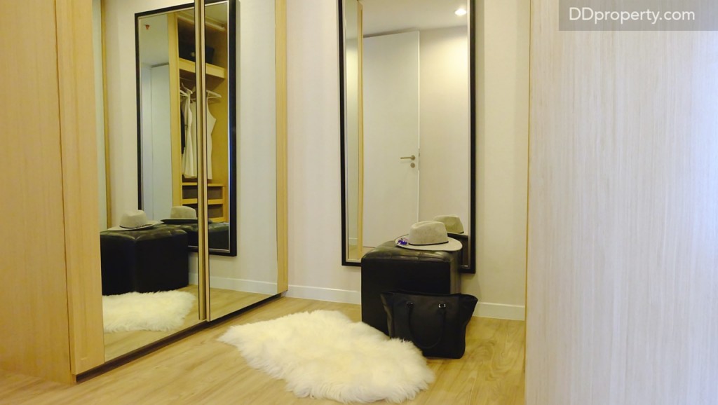 ตู้ทั้งสองฝั่งจะบิลท์มาเป็นแบบบานเลื่อนกระจกเงาไว้ให้สำหรับแยกส่วนของคุณผู้หญิงและชาย (กระจกเงาและ props เป็นเพียงไอเดียในการแต่งห้องเท่านั้น)