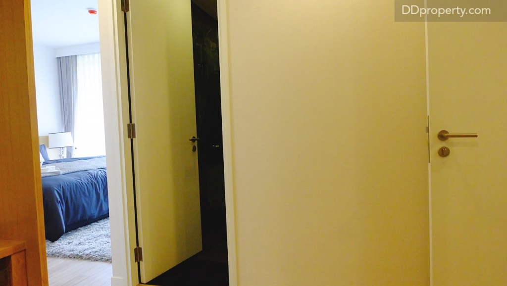 ฝั่งตรงข้ามตำแหน่งของ walk-in closet เป็นห้องน้ำของ master bedroom