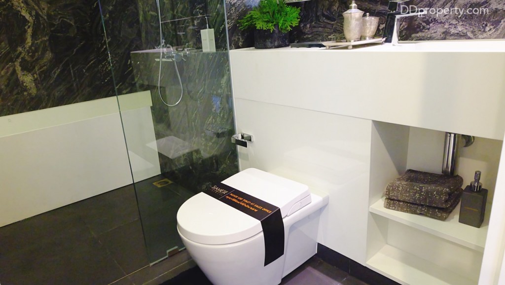 ห้องน้ำจะตกแต่งในสไตล์เดียวกับห้องน้ำชั้นล่างอุปกรณ์ต่างๆ ใช้แบรนด์ American Standard มีกระจกนิรภัยติดตั้งมาให้เพื่อแยกโซนเปียกออกจากโซนแห้ง