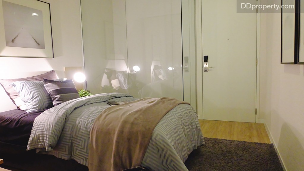 ห้องนอนนี้จะเป็นส่วนที่ติดกับบันไดโดยสามารถมองลงไปที่ชั้น 1 ผ่านกระจกที่ดีไซน์เป็นมุมได้, ผู้อยู่อาศัยสามารถเลือกเข้ายูนิตได้ทั้งจากชั้นล่าง และชั้นดูเพล็กซ์ของยูนิต  หากไม่อยากดูหวิวเกินไปอาจจะหาม่านมาติดเพื่อความเป็นส่วนตัวมากขึ้น