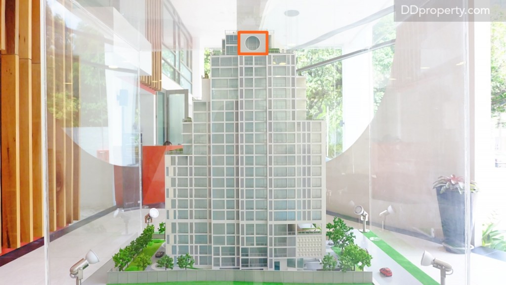 หน้าต่างทรงพระจันทร์ ที่เป็นรูปแบบการตกแต่งในอาคารสัมยเก่าในย่านเจริญกรุง-สุรวงศ์เพิ่มกลิ่นอายแห่งอดีตของย่านนี้ให้แก่ตัวโครงการ