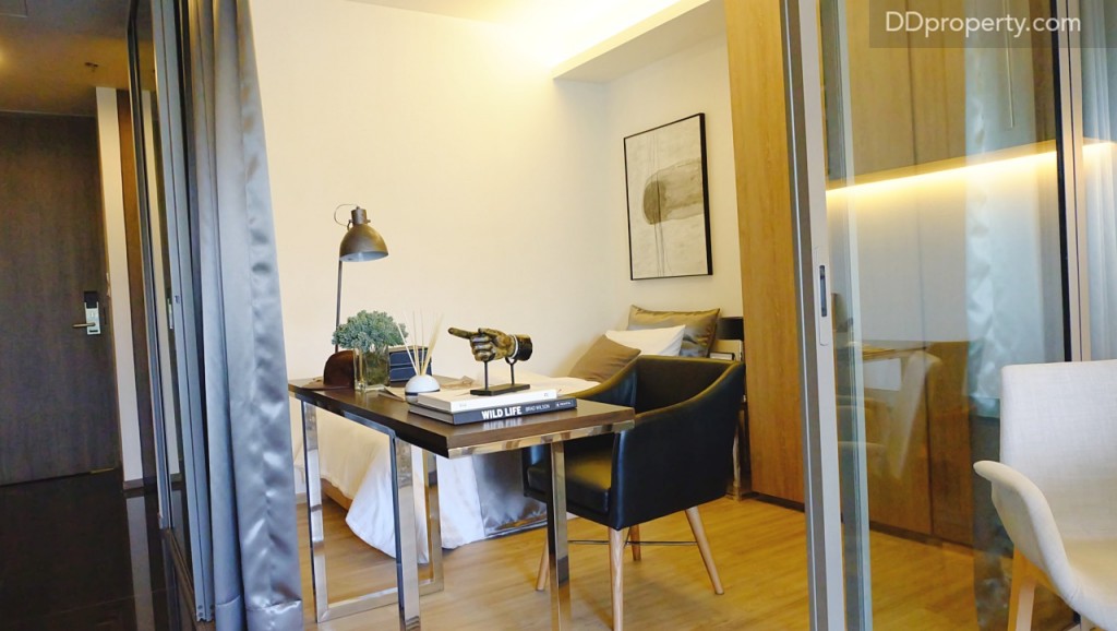 เมื่อหันมาทางซ้ายจะพบว่ามีอีกห้องหนึ่งซึ่งจะเป็นห้องนอนเล็กโดยมีมุมกระจกบานเลื่อนกั้นโซนระหว่างห้องนั่งเล่นและห้องนอนเล็กนี้