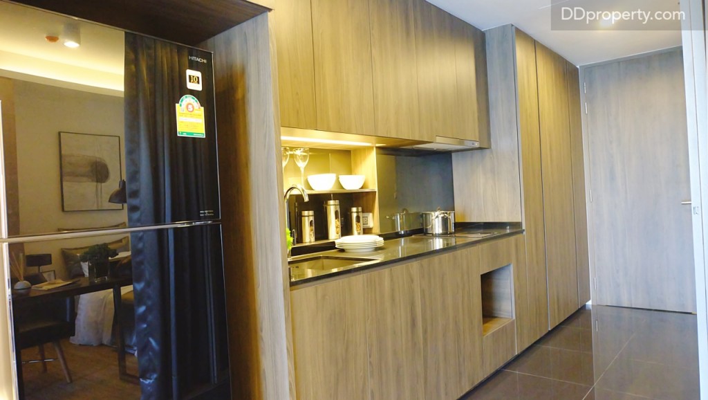 ส่วนของครัวจะเป็นแบบแนวยาวไม่ใช่แบบทรงรูปตัว L งานบิลท์อินตู้แถมมาให้ครบ ตู้เย็นให้เป็นแบรนด์ Samsung ขนาด 13 คิว