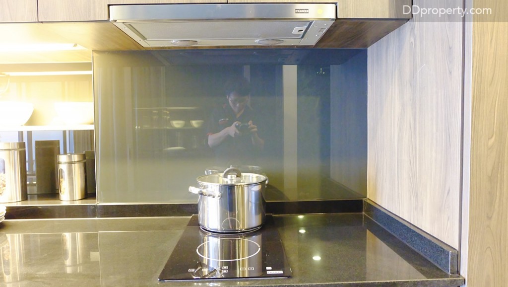 สำหรับการตกแต่งห้องแบบ Privilege จะให้งานบิลท์อินเคาน์เตอร์ครัวมาเป็นหินอ่อน, ซิงค์, เตาไฟฟ้าและที่ดูดควันเป็นแบรนด์ Franke