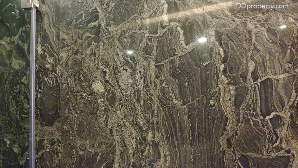 สิ่งที่ต่างกันคือเรื่องของผนังที่จะมาเป็นแบบหินอ่อน