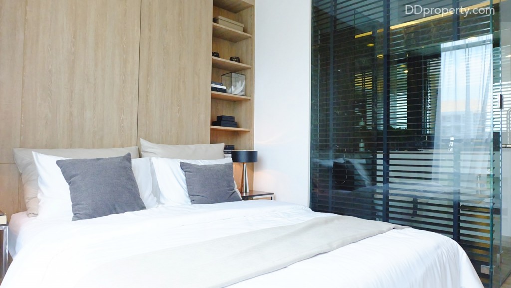 ขนาดเตียงที่เหมาะกับห้องนี้แนะนำเป็นที่ 5 ฟุต งานบิลท์อินด้านหลังเตียง โครงการติดตั้งมาให้