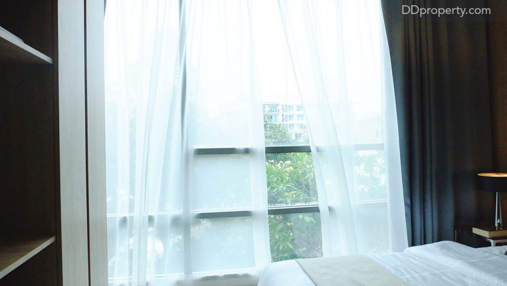 ประตูบานเลื่อนเพื่อออกไปยังระเบียงส่วนตัว