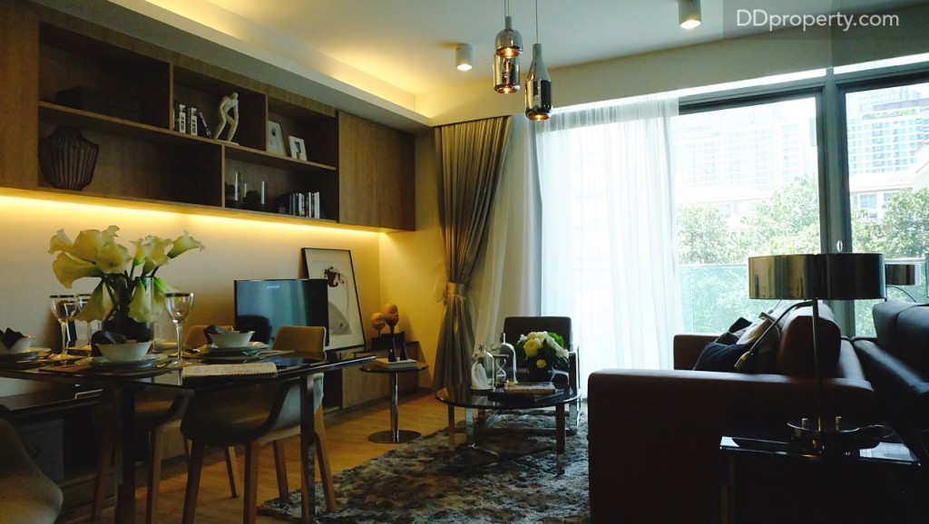 โซนห้องนั่งเล่น ที่มาพร้อมงานบิลท์อินชั้นวางทีวีและหนังสือ สำหรับการตกแต่งแบบ Privilege จะให้ชุดเฟอร์ฯ โต๊ะรับประทานอาหารสำหรับ 4 ท่านมาด้วย