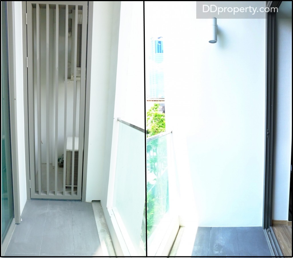 ระเบียงส่วนตัวขนาดความกว้าง 2 เมตร ด้านซ้ายมือเป็นโซนเก็บ compressor แอร์