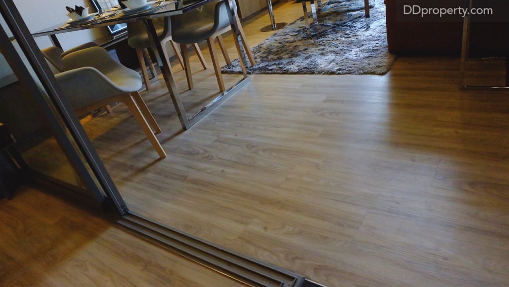 ระหว่างห้องนั่งเล่นและห้องนอนเล็กจะปูด้วย engineered wood เช่นเดียวกัน