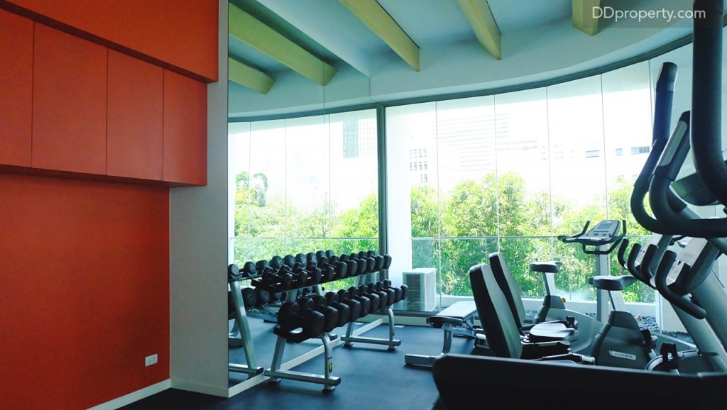 ฟิตเนสที่มีอุปกรณ์ ดัมเบลและลู่วิ่งไว้ให้บริการลูกบ้าน