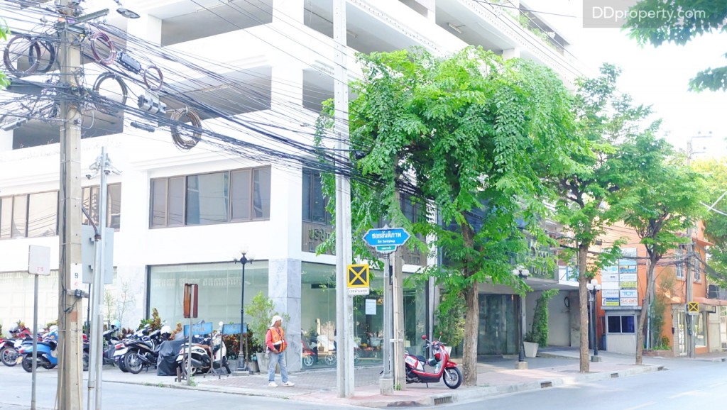 สังเกตฝั่งตรงข้ามจะเป็นสถานฑูตรัสเซียและซอยสันติภาพ