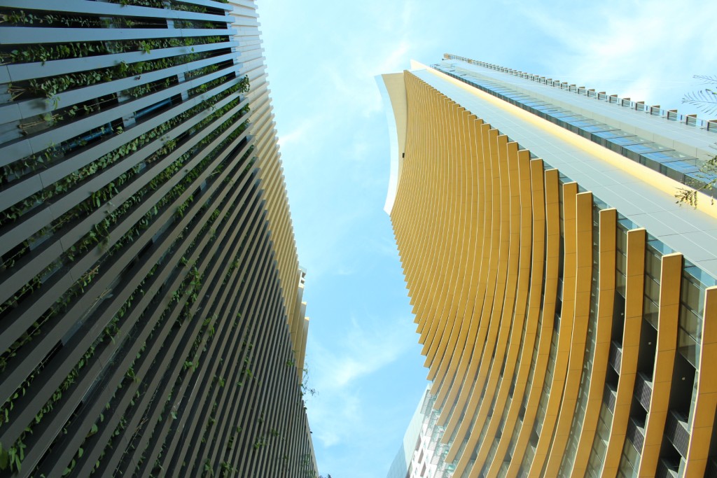 อาคาร B จะอยู่บริเวณด้านหลังอาคาร A หรือทางทิศตะวันออกเฉียงเหนือของแปลนโครงการ ซึ่งเป็นอาคารจอดรถ บนชั้นดาดฟ้าหรือชั้น 8 ถูกจัดให้เป็นพื้นที่ของห้อง SOHO ซึ่งมีจำนวน 9 ยูนิต และมีสิ่งอำนวยความสะดวกแยกจากตึก A อย่างเป็นส่วนตัว