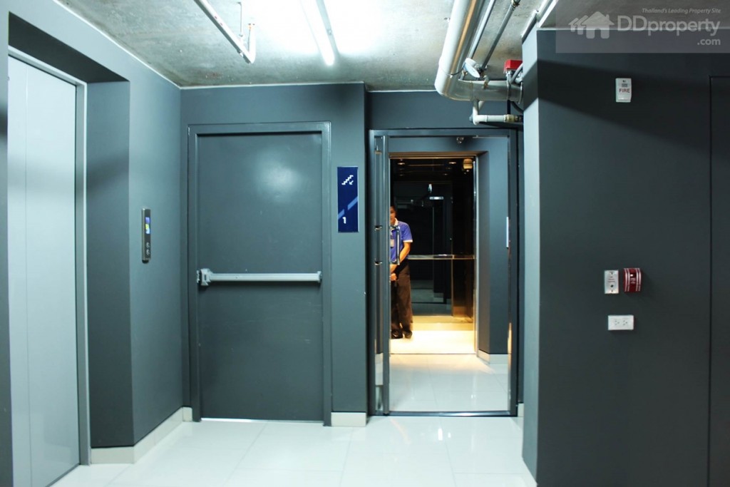 ลิฟท์ ทางขึ้น-ลงลานจอดรถ เป็นระบบคีย์การ์ด แต่สำหรับผู้ที่อยู่ห้องแบบSOHOเท่านั้นที่จะมีคีย์การ์ดแบบล็อกชั้นเพื่อขึ้นไปยังชั้น 8 ได้
