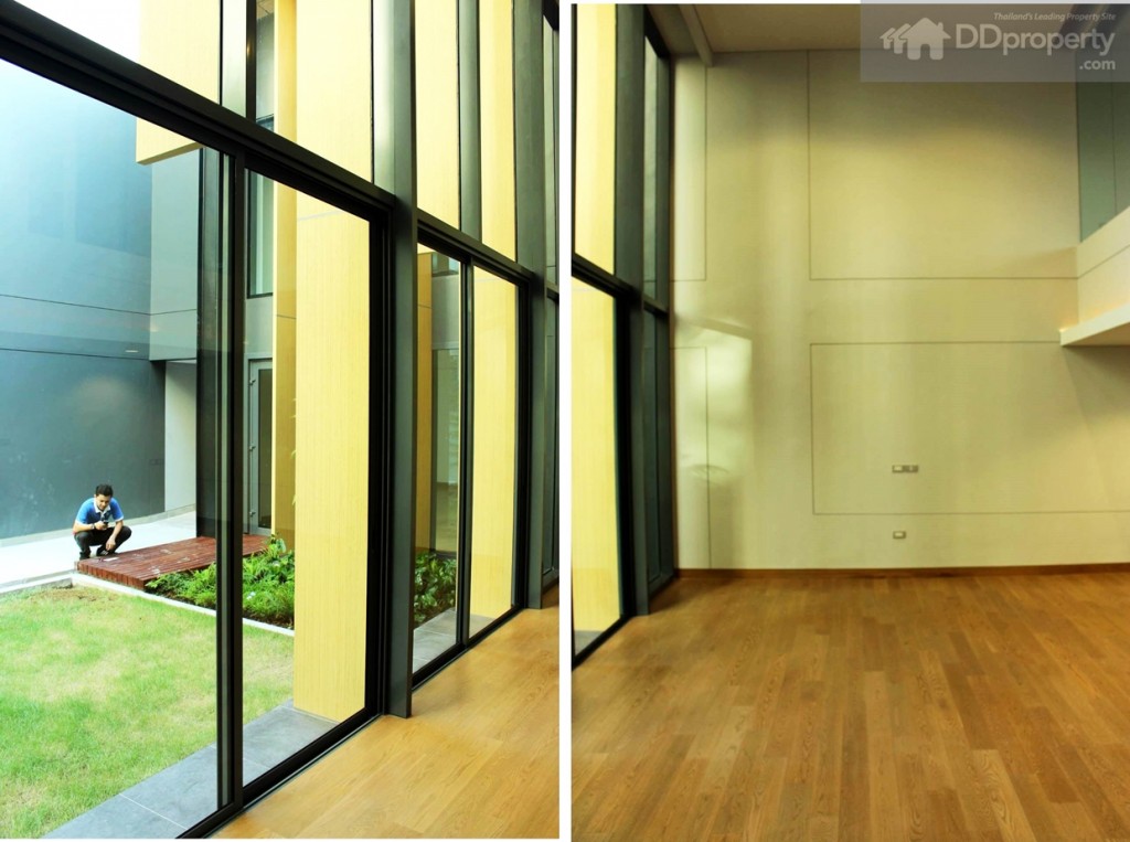 ด้วยความสูงกว่า 5 เมตร ทำให้ความรู้สึกแรกที่เข้ามาในห้องเป็นความรู้สึกที่โปร่งสบาย ประกอบกับการมีผนังด้านหน้าห้องเป็นกระจก ทำให้ภายในห้องรับแสงธรรมชาติได้อย่างเต็มที่