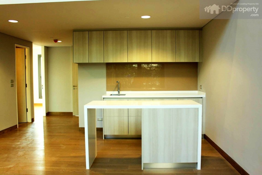 ภายในห้องครัวตกแต่งสไตล์โมเดิร์น ที่เน้นความเรียบหรู มีสไตล์ ลายไม้ของเฟอร์นิเจอร์ให้ความรู้สึกอบอุ่น ในสไตล์โมเดิร์นเจแปนนิส