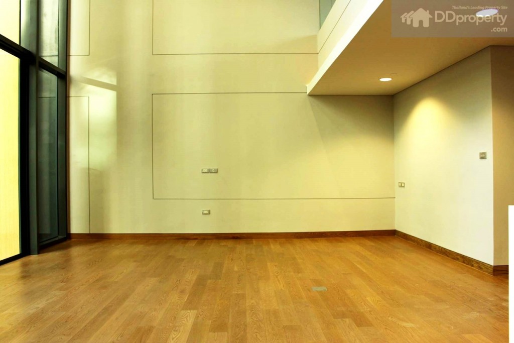 มุมมองด้านข้าง พื้นภายใน้ห้องปูลามิเนตหนา 8 มม. ไฟที่ใช้เป็นแบบดาวน์ไลท์ LED แสงเหลือง ให้ความรู้สึกนุ่มนวลดูอบอุ่น