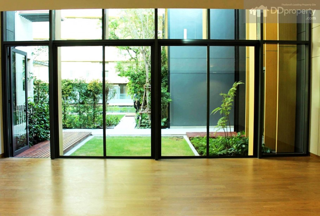 ทางโครงการเลือกใช้ผนังด้านหน้าห้องเป็นกระจกใสเขียวตัดแสงเพื่อความหรูหรา และสวยงาม แต่อาจจะต้องมีการติดตั้งผ้าม่านหรือมู่ลี่เพิ่ม เพื่อกันความร้อนเวลาแดดส่อง 