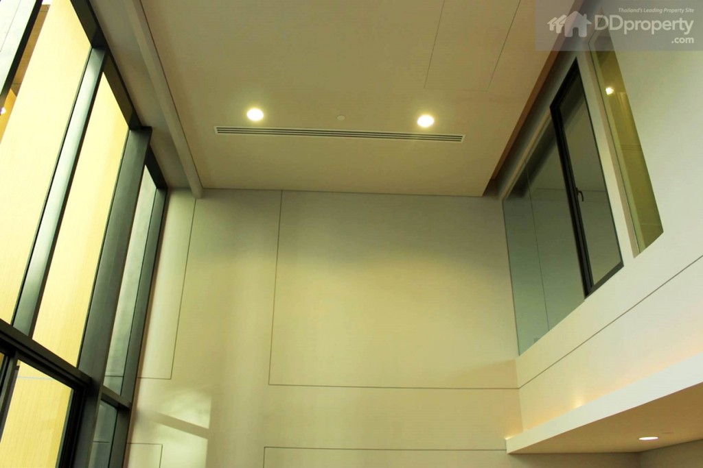 ด้านขวามือเป็นห้องนอนใหญ่ มีกระจกบานใหญ่เพื่อให้เห็นวิวด้านนอกห้อง ส่วนแอร์เป็นแบบฝังฝ้า 