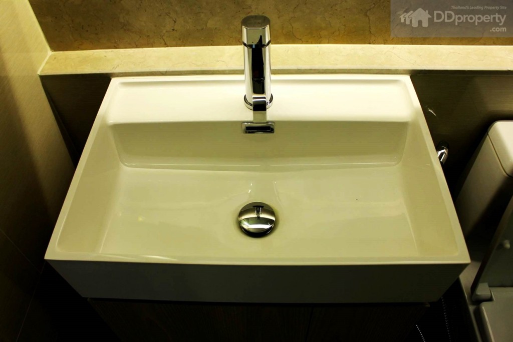 สุขภัณฑ์เป็นของ American standard  สีขาวเคลือบเงาทั้งชุด