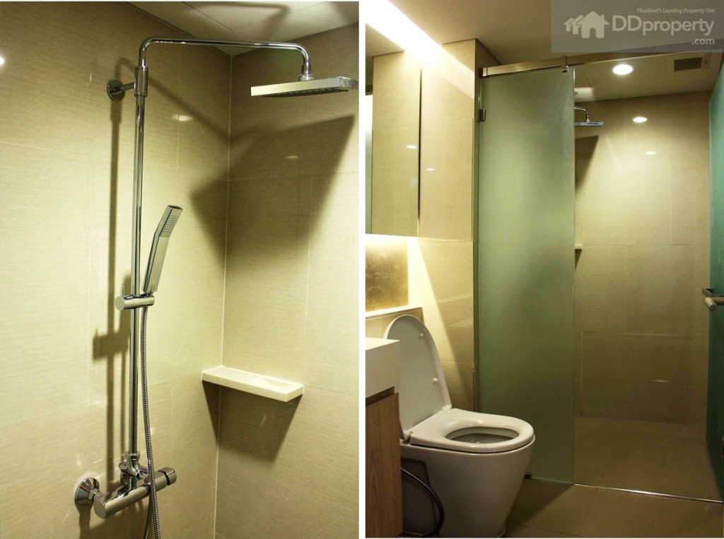 ภายในห้องน้ำมีการติดตั้งฝักบัวและเรนชาวเวอร์ขนาดใหญ่ อีกทั้งยังแยกส่วนเปียก-แห้งอย่างชัดเจน กระจกกันแบบฝ้า พร้อมที่ดูดอากาศด้านในห้องน้ำ