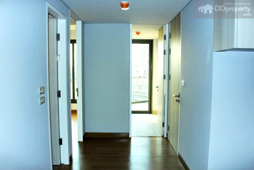  พื้นที่ทางเดิน ประตูด้านซ้ายมือแรกเป็นห้องน้ำ บานที่ 2 เป็นห้องนอนเล็ก ประตูบานตรงหน้าเป็นห้องครัว และเป็นทางเดินขึ้นชั้นลอย พื้นที่ทางเดินบริเวณนี้เพดานประมาณ 2.2 เมตร  