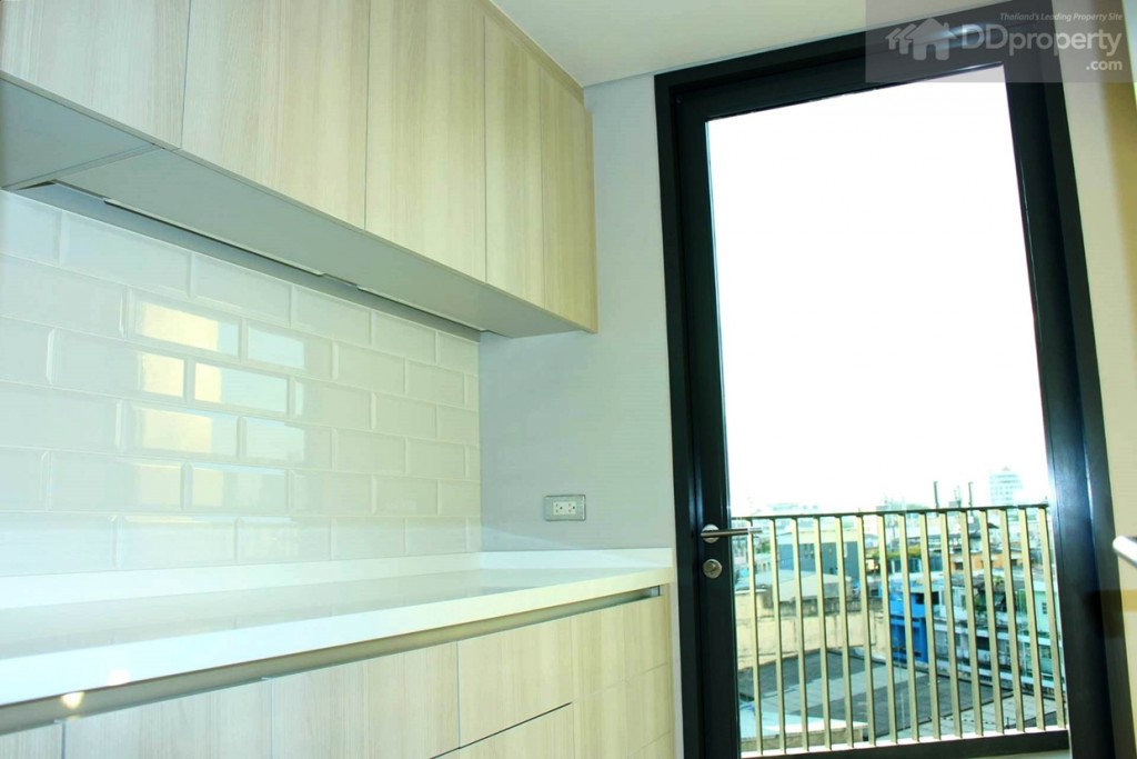 พื้นที่ห้องครัวแบบปิดมีประตูที่สามารถเปิดออกไปยังพื้นที่ระเบียงด้านนอกได้