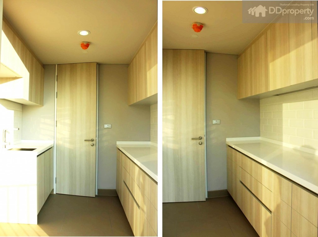 ห้องครัวไทยจะอยู่ด้านในเป็นบิลท์อินลายไม้เต็มพื้นของทั้ง 2 ฝั่ง มีประตูเปิด-ปิด 2 ด้าน ถือเป็นพื้นที่คลังเสบียงของบ้านที่สามารถเก็บได้ทุกอย่าง