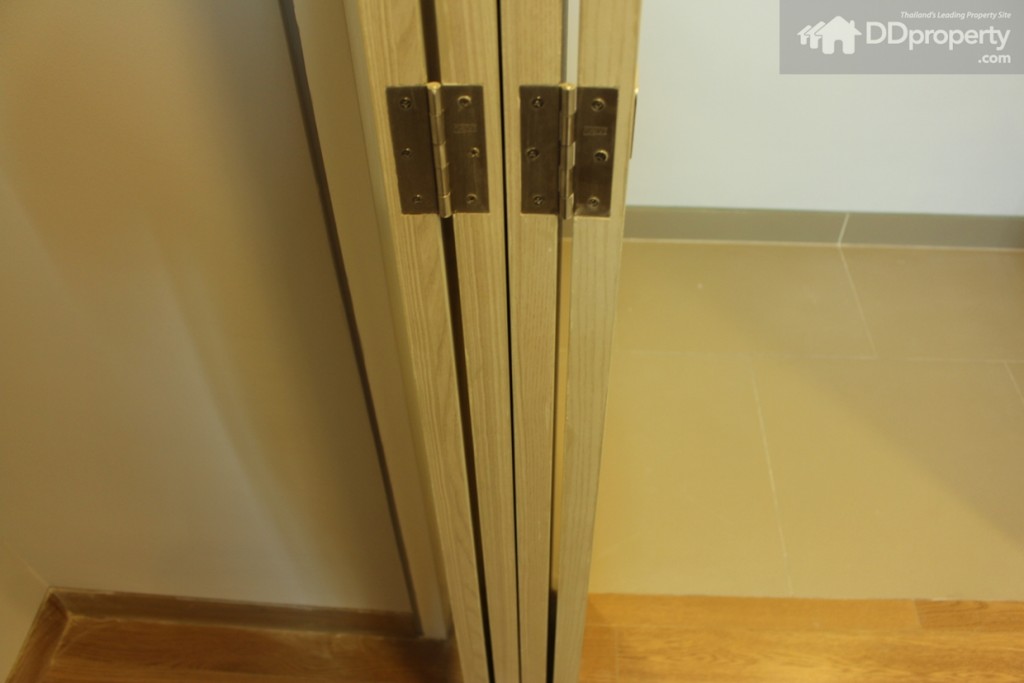 ประตูห้องซักล้างเป็นบานพับแบบสไลด์ เพื่อประหยัดพื้นที่และเป็นฉากกั้นไปในตัวด้วยเพื่อความสวยงาม