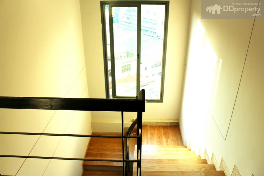 ทางเดินขึ้นชั้น 2  บริเวณที่พักชั้น จะมีกระจกเพื่อรับแสงและเพื่อให้อากาศถ่ายเทได้ดี